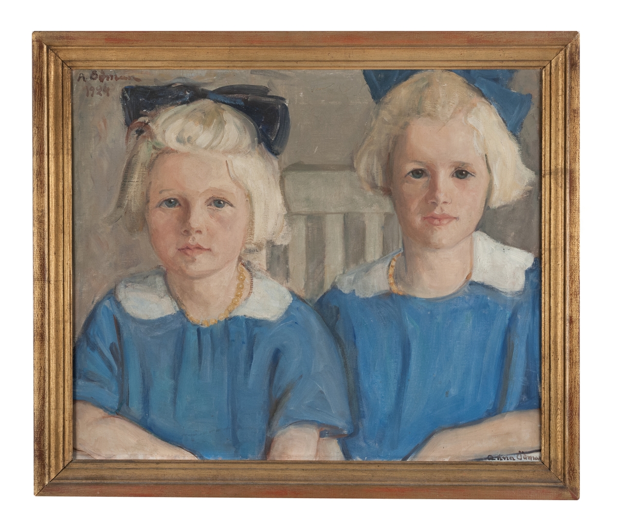 Målning föreställande två flickor med blå klänningar, blont hår med rosetter, vita kragar och likadana halsband. Flickorna är systrarna Ingrid och Märta Ödman, 1924. Konstnärens syskonbarn. Flickorna är döttrar till Anna Ödmans bror Tycho Ödman och hans hustru Elly Ödman, född Neubeck.