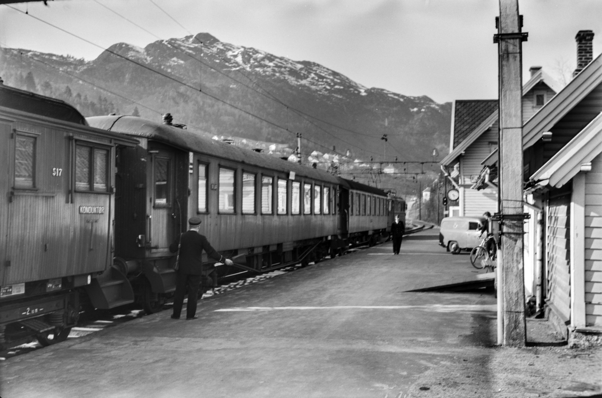 Persontog til Bergen, tog 653, på Fjøsanger stasjon. Toget trekkes av elektrisk lokomotiv type El 11.