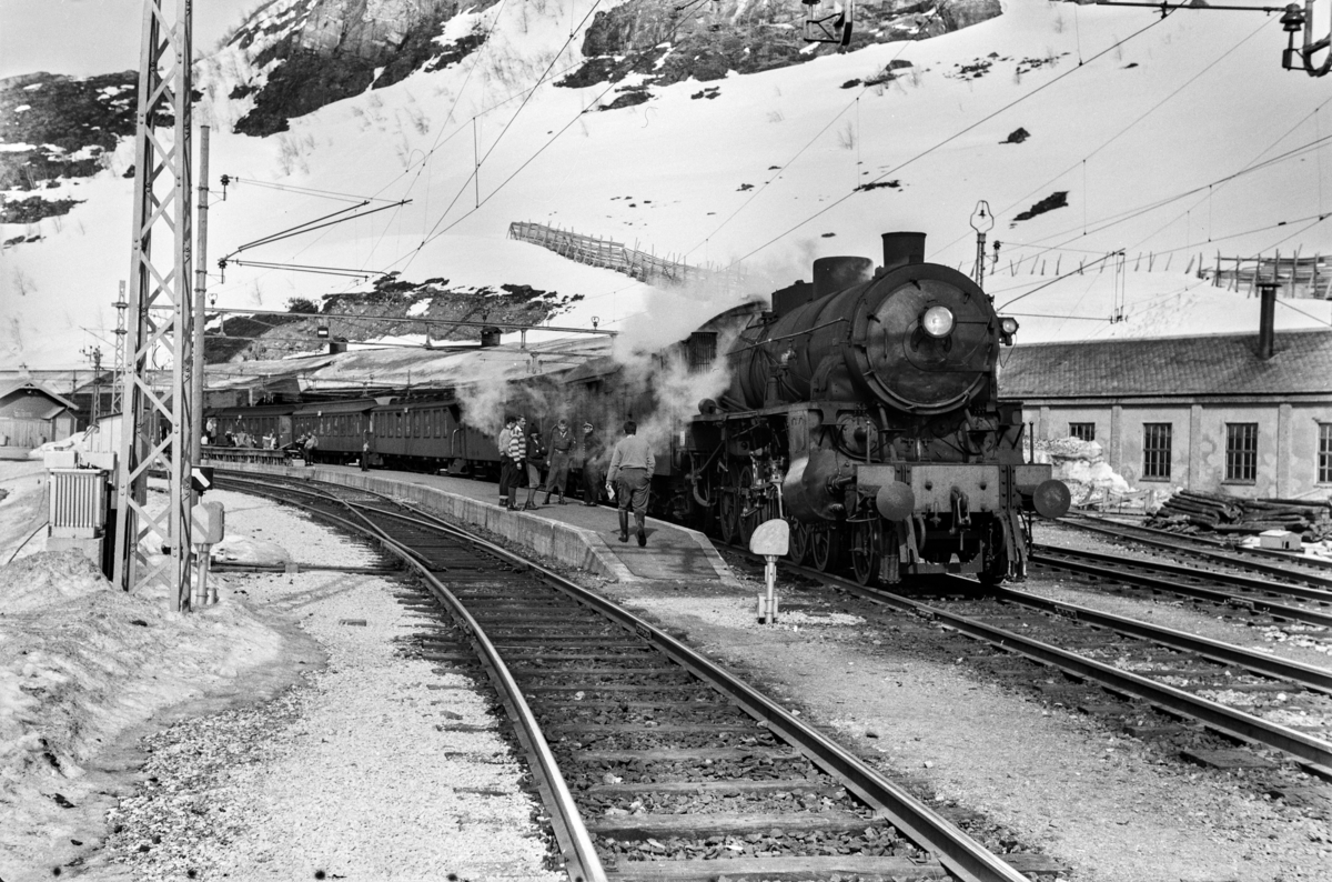 Påsketog retning Bergen, tog 7683, på Myrdal stasjon. Toget trekkes av damplokomotiv type 31b nr. 428.