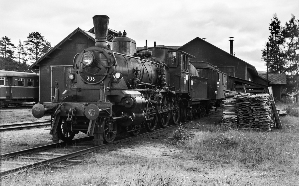 Damplokomotiv type 27a nr. 303 ved lokomotivstallen på Koppang.