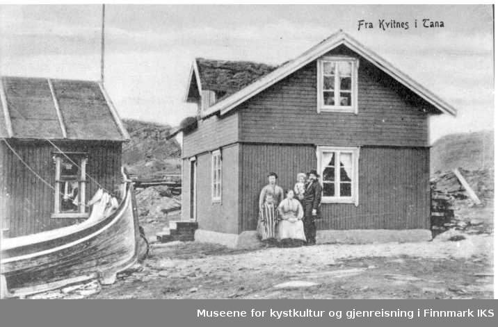 Familien Henriksen foran huset sitt i Kvitnes, Berlevåg, ca 1905