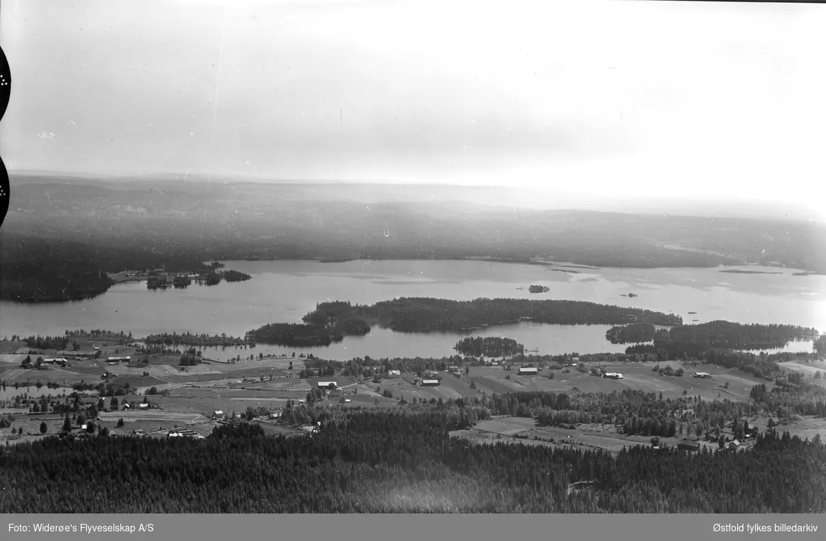 Rømsjøen med Storøya og Kørren (mot øst). Flyfoto fra Rømskog.