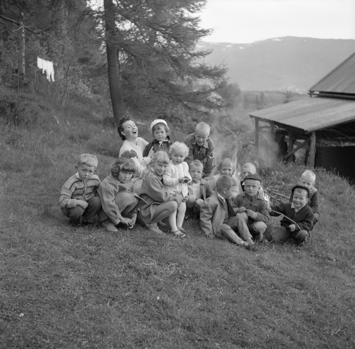 Gruppeportrett av barn og ei mor som er med å feire Karsten Aa. N. sin bursdag.