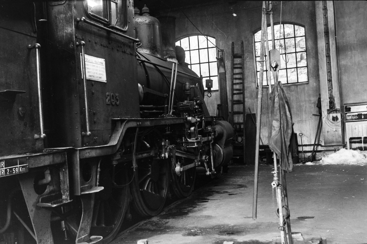 Damplokomotiv type 21a nr. 203 i lokomotivstallen på Arendal stasjon.