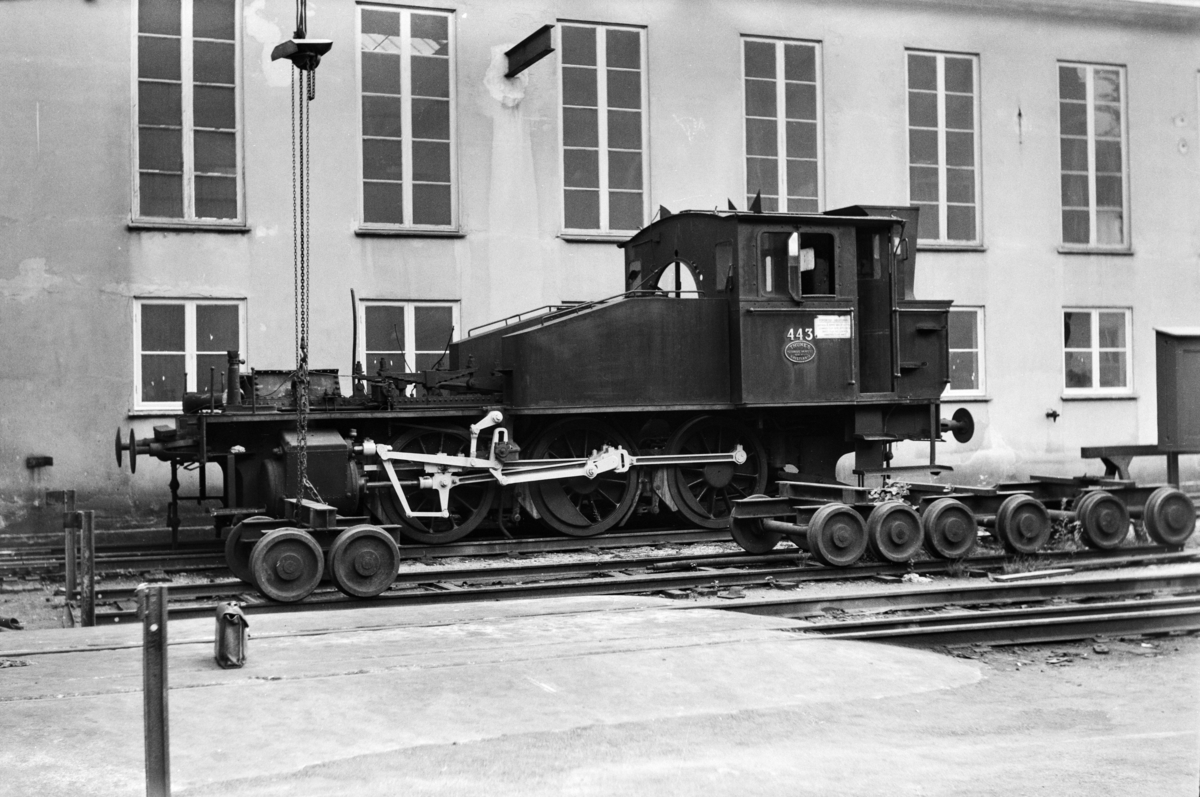 Damplokomotiv type 23b nr. 443 på Krossen ved Kristiansand. Kjel er demontert for revisjon.
