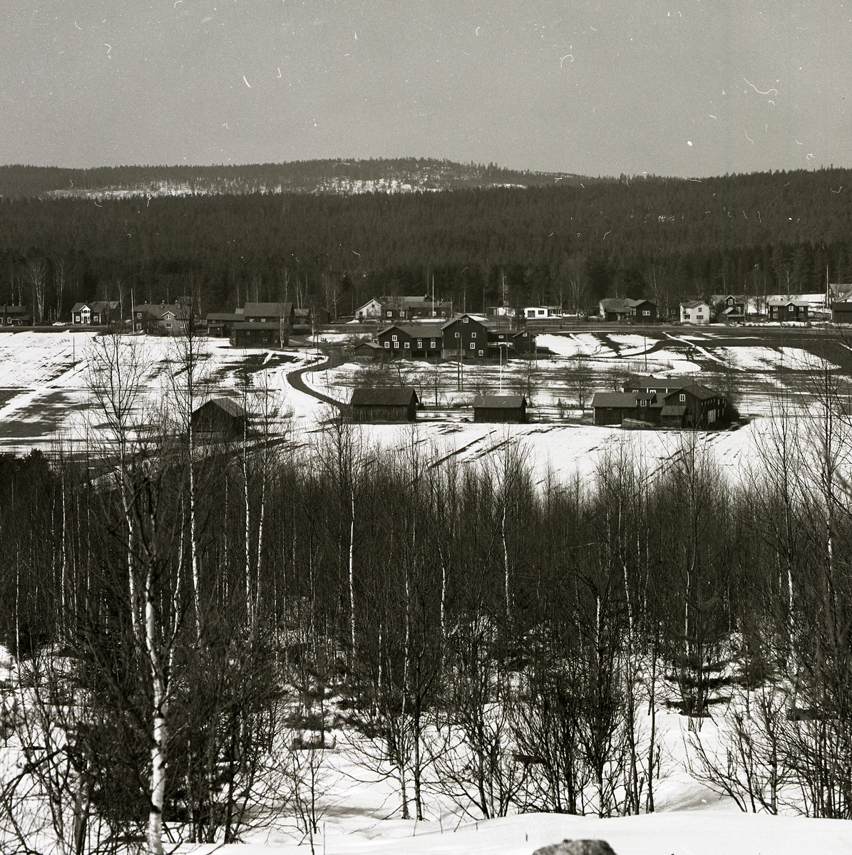 Vy över Glösbo by och Sunnanåker från "Hugos hygget" ovanför Hägnan, 12 april 1974.