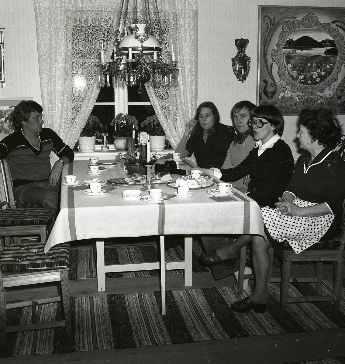 En grupp fikar vid matbordet under ett luciafirande den 11 december 1977.