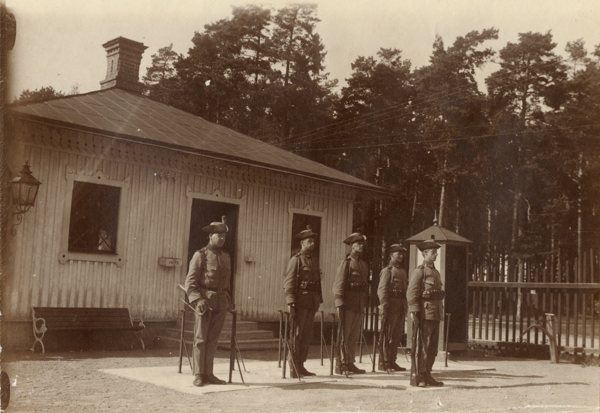 Text i fotoalbum: "Våren och sommaren 1916. Karlsborg. Vakten."