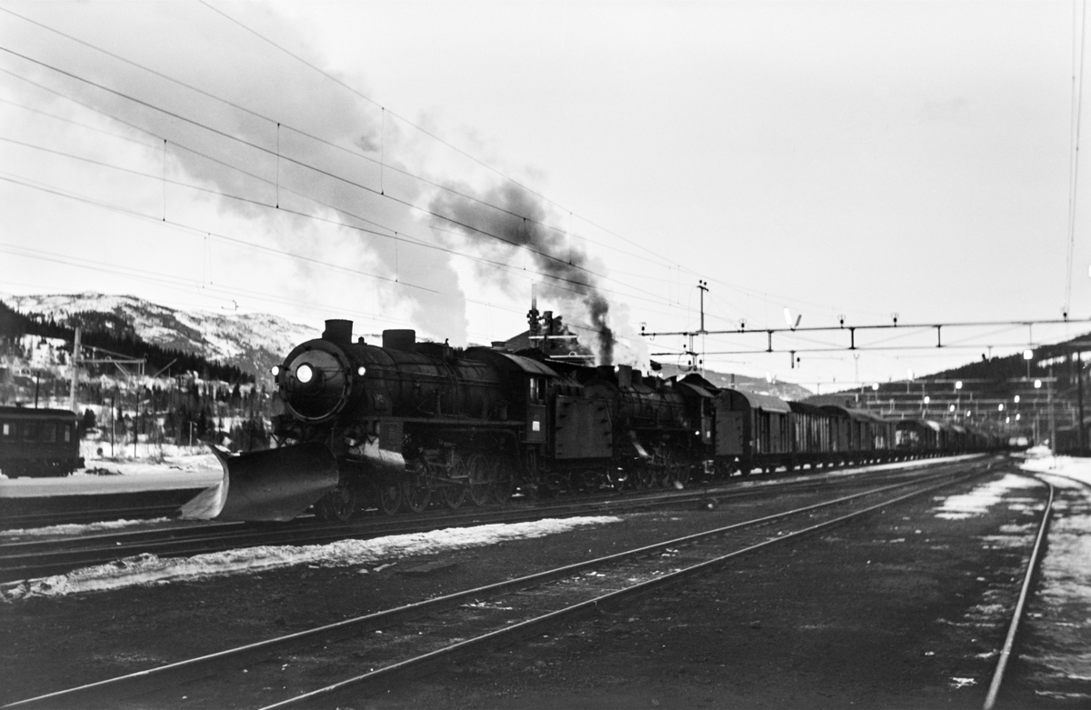 Godstog til Bergen på på Ål stasjon. Toget trekkes av damplokomotiv type 31b nr. 453 og 31a nr. 320.