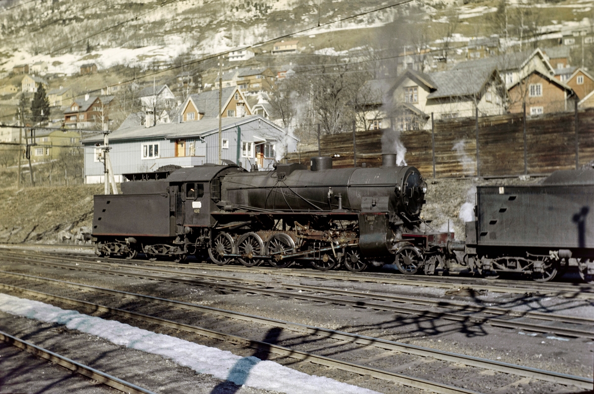Damplokomotiv type 31b nr. 402 på Voss stasjon.