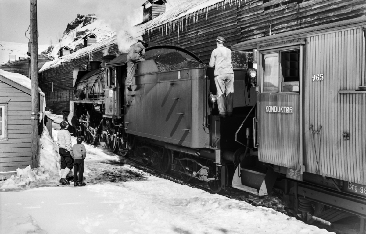 Ekstratog i forbindelse med påskeutfarten, tog 7654, på Myrdal stasjon. Toget trekkes av damplokomotiv type 31b nr. 418.