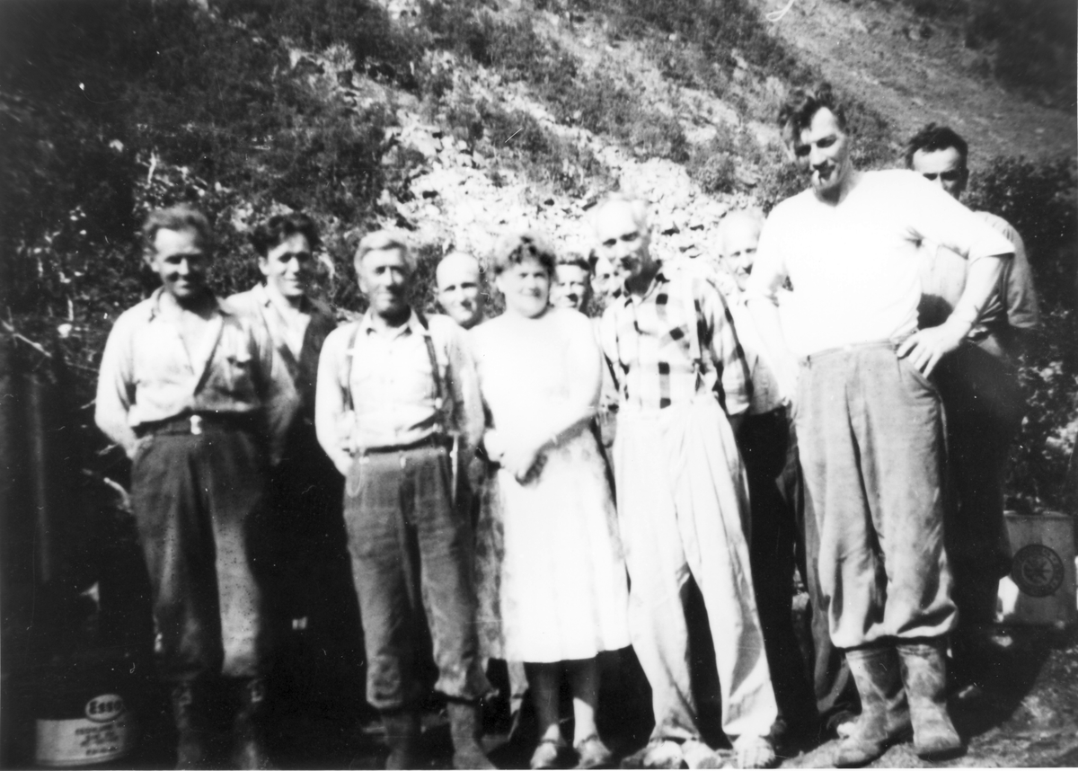 Arbeiderne som bygde veien frem til Gryllefjord.