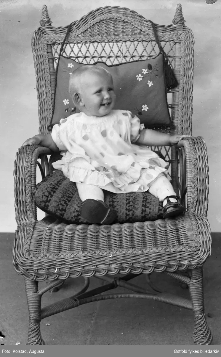Portrett av ukjent barn i kurvstol.
