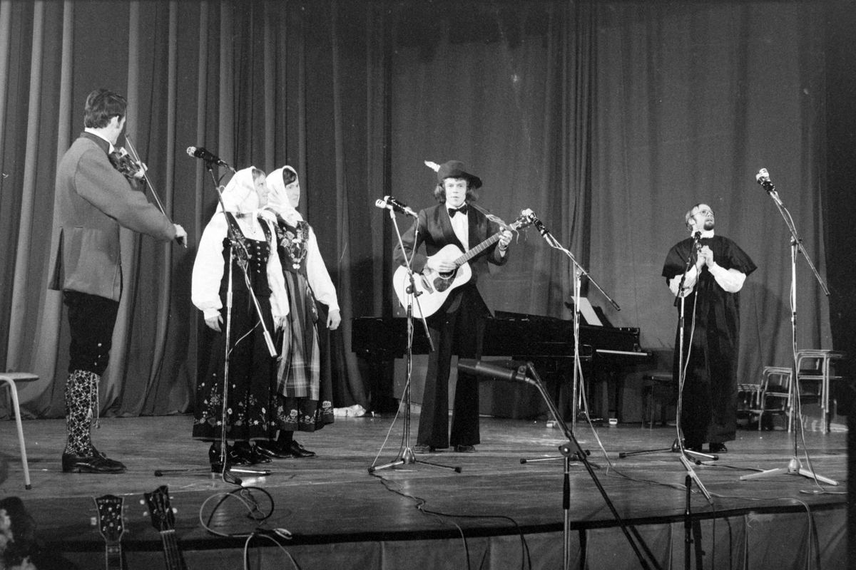 Musikere og skuespillere på scenen under Festspillene i 1975.