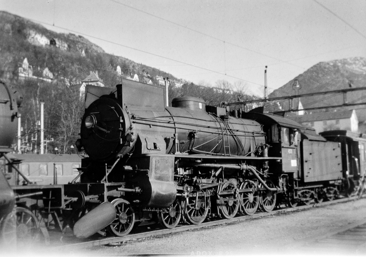 Damplokomotiv type 31b nr. 451 på Bergen stasjon.