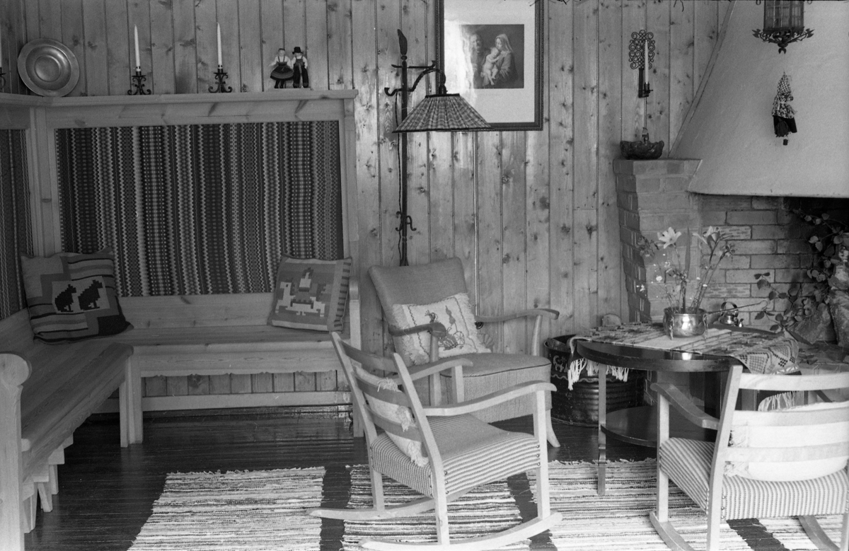 Seks interiørbilder fra ei peisestue. Trolig fra Trogstad nedre i Totenvika. Da bildet ble tatt juni 1954, Trogstad Skole, idag (2018) en del av Solliakollektivet.