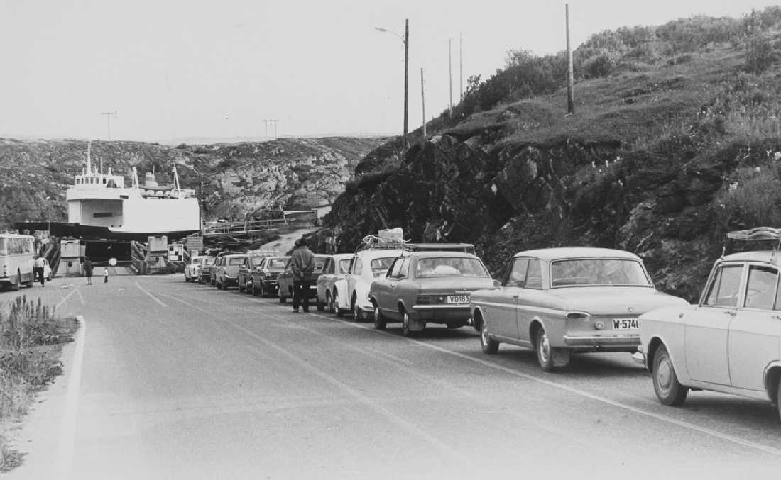 Leirfjord, Leinesodden. Ferjekø i Leinesodden. Nest bakerste bil er en Ford Taunus 12M, ant. fra 1963-1965.
Bildet er brukt i Leirfjordkalenderen - januar 2021