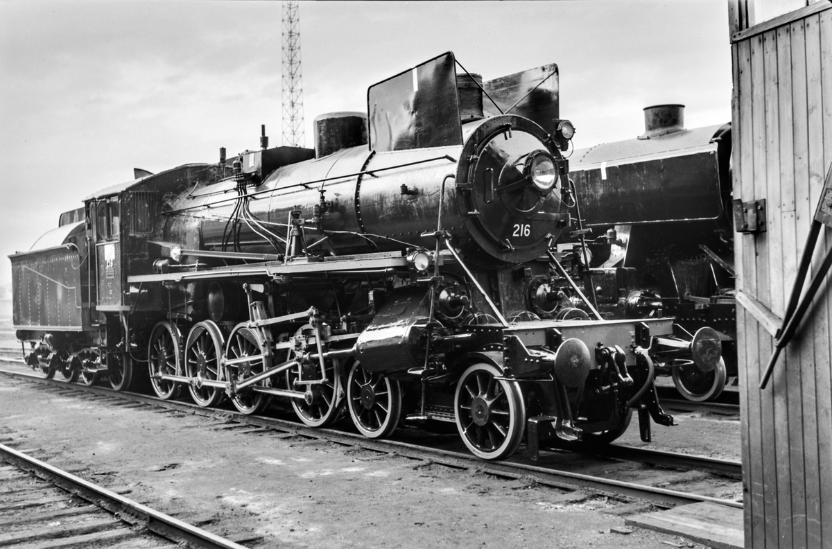 Nymalt og nyrevidert damplokomotiv type 26a nr. 216 på Marienborg.