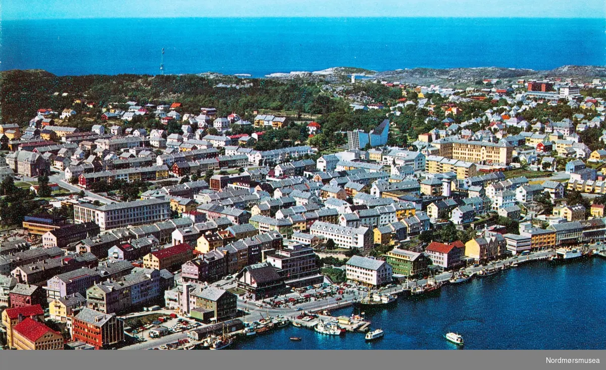 Postkort med motiv fra sentrum på Kirkelandet i Kristiansund. Fra Nordmøre museums fotosamlinger.