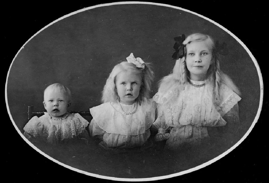 Leirfjord / USA. Portrett av søstrene Magnhild, Bella og Eva. Døtrene til Kristine Bøen og Elias Bøen.