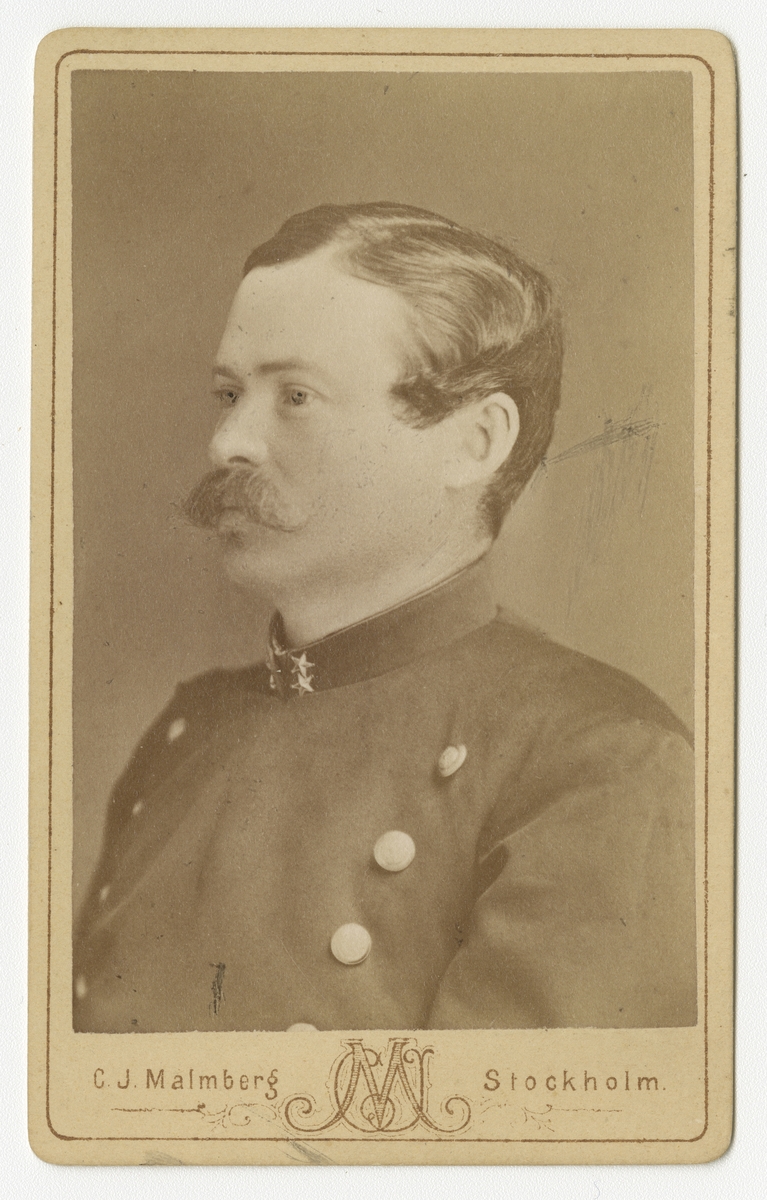 Porträtt av Alfred Theodor Rudelius, löjtnant vid Kalmar regemente I 21.
Se även bild AMA.0008405.
