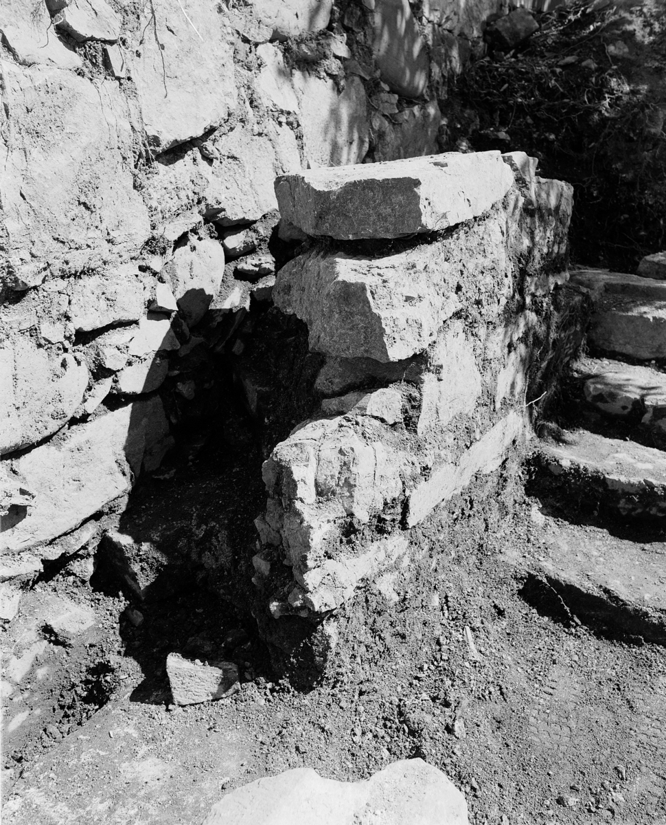 Arkeologiske undersøkelser i kjellerruin vest for drengestua 1986-1989. Kjellernedgang med trapp.