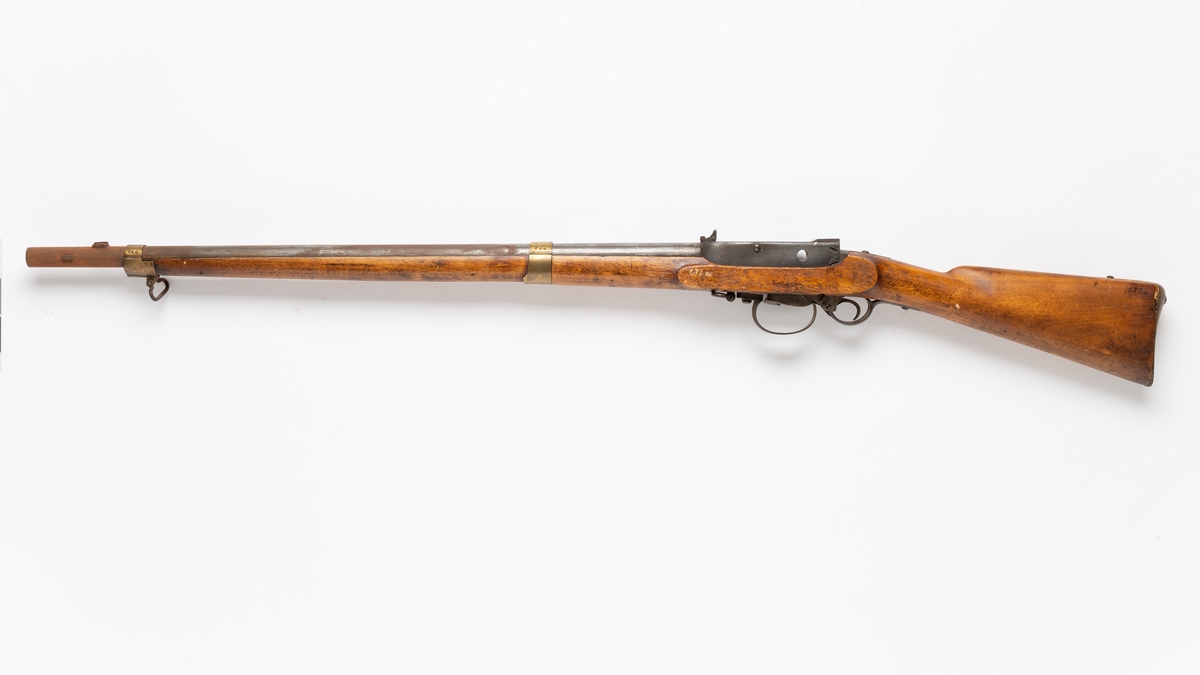 Gevær i tre, stål og messing. Kammerladningnsgevær / rifle, modell 1855 fra Kongsberg våpenfabrikk.  Se litteraturreferanse.