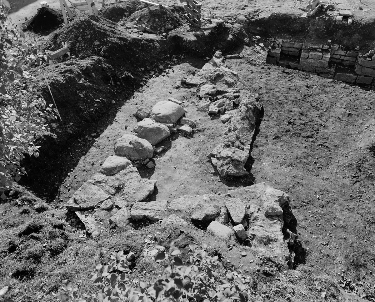 Arkeologiske undersøkelser i kjellerruin vest for drengestua 1986-1989. Oversikt over murer og hvelv under utgravning 1987.