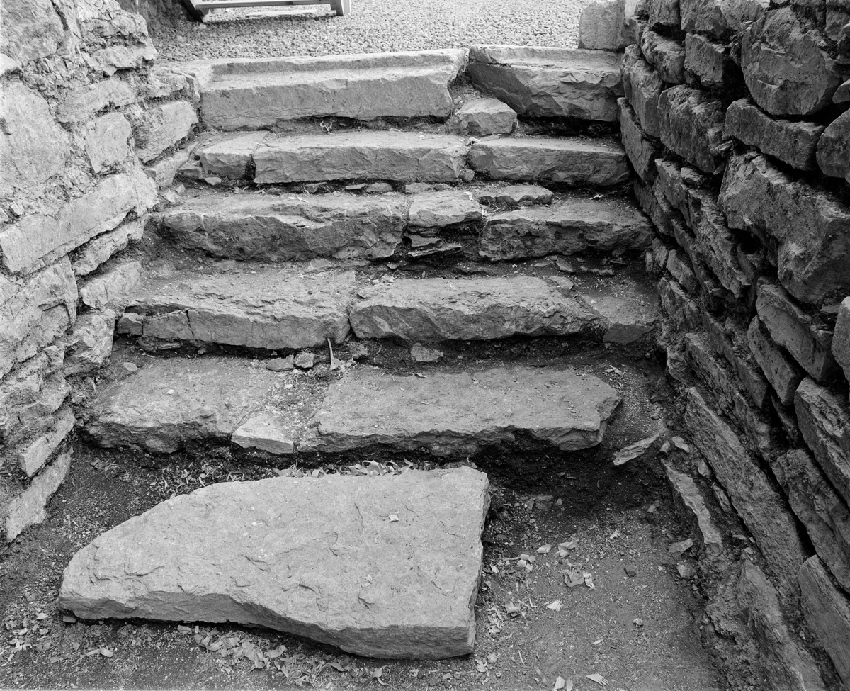 Arkeologiske undersøkelser i kjellerruin vest for drengestua 1986-1989. Trapperommet i den nyere delen av kjelleranlegget.