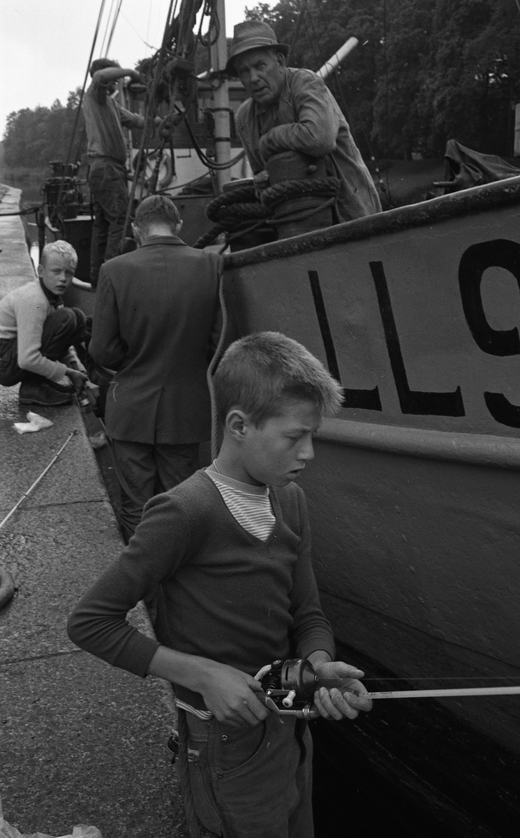 Pojkar fiskar vid hamnen, Uppsala 1962