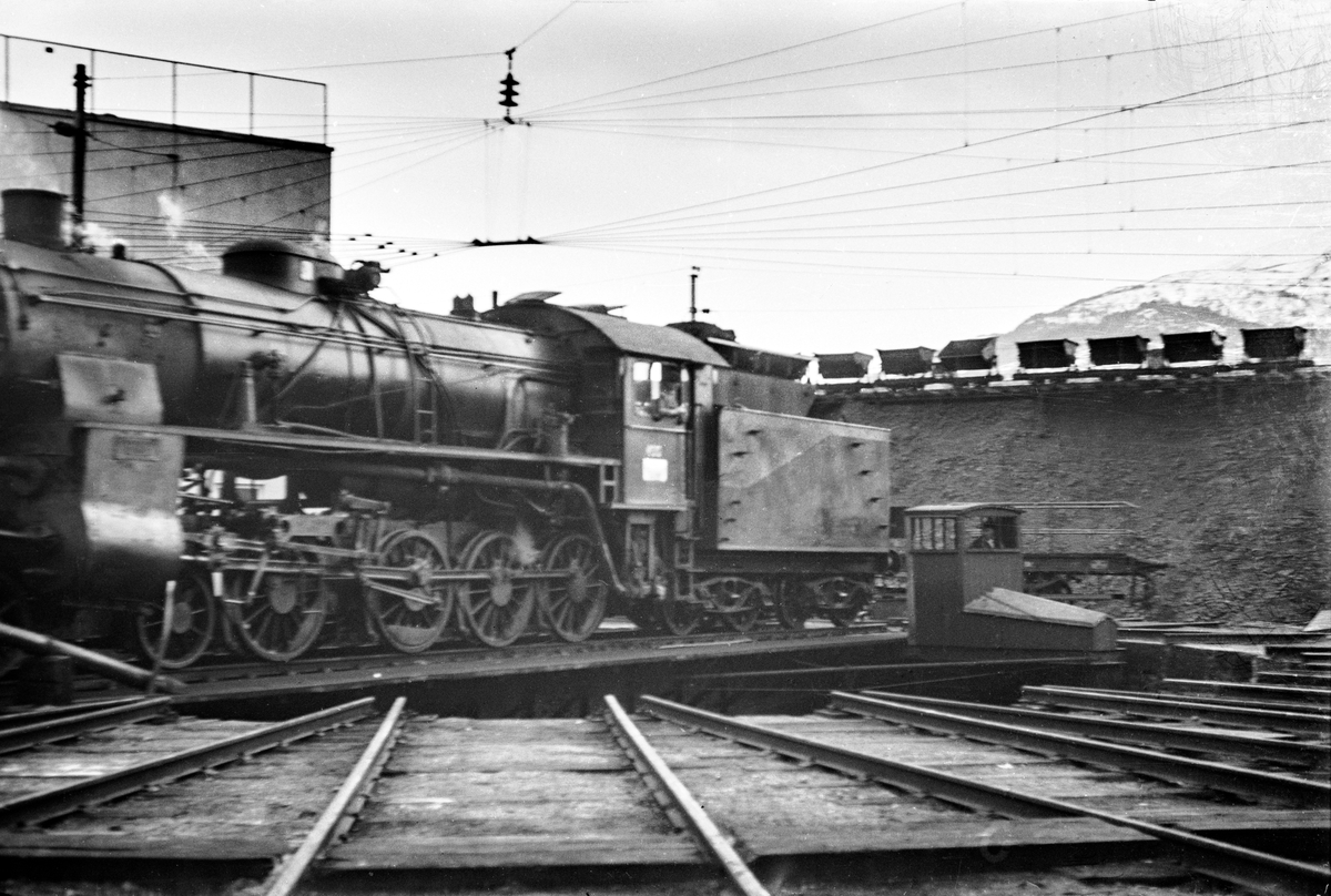 Damplokomotiv type 31b nr. 400 på svingskiven på Voss stasjon. I bakgrunnen vagger som ble benyttet til transport av kull til damplokomotivene.