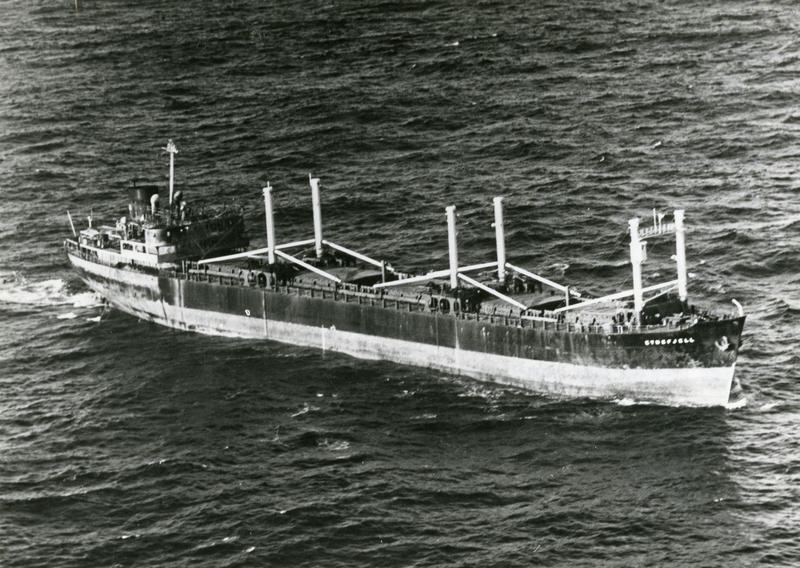 Bulk-carrier «Etnefjell» (b.1950) etter eksplosjonen og brannen ombord. Bildet er tatt av den amerikanske kystvakten. Foto: Norsk Maritimt Museum (Foto/Photo)