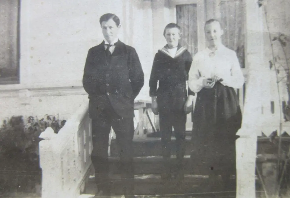 Asbjørn, Sverre og Anne ca. 1917. Einar og Ragnvald studerte i Kristiania og Anders hadde reist til Amerika.