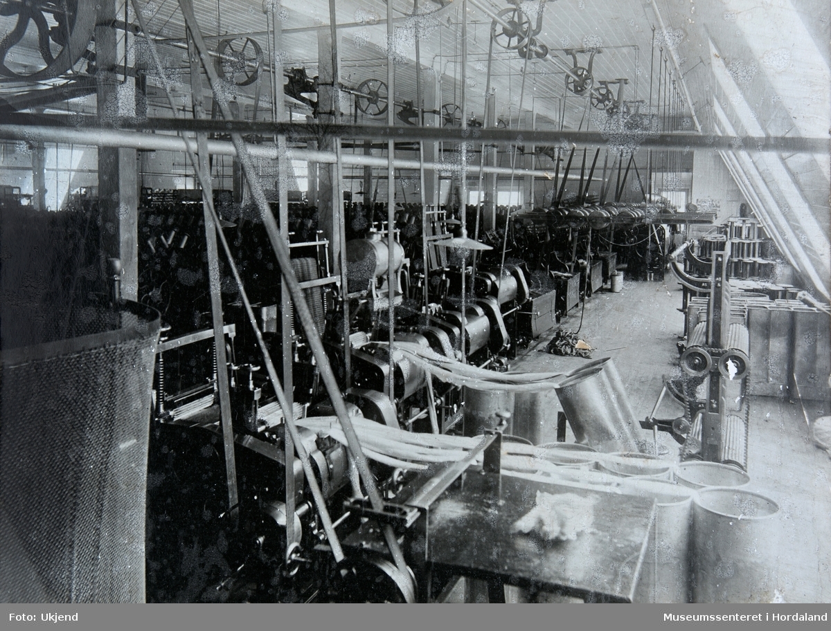 Kamgarnsspinneri. Foto frå produksjonen ved ullvarefabrikken, Dale Fabrikker i Vaksdal.