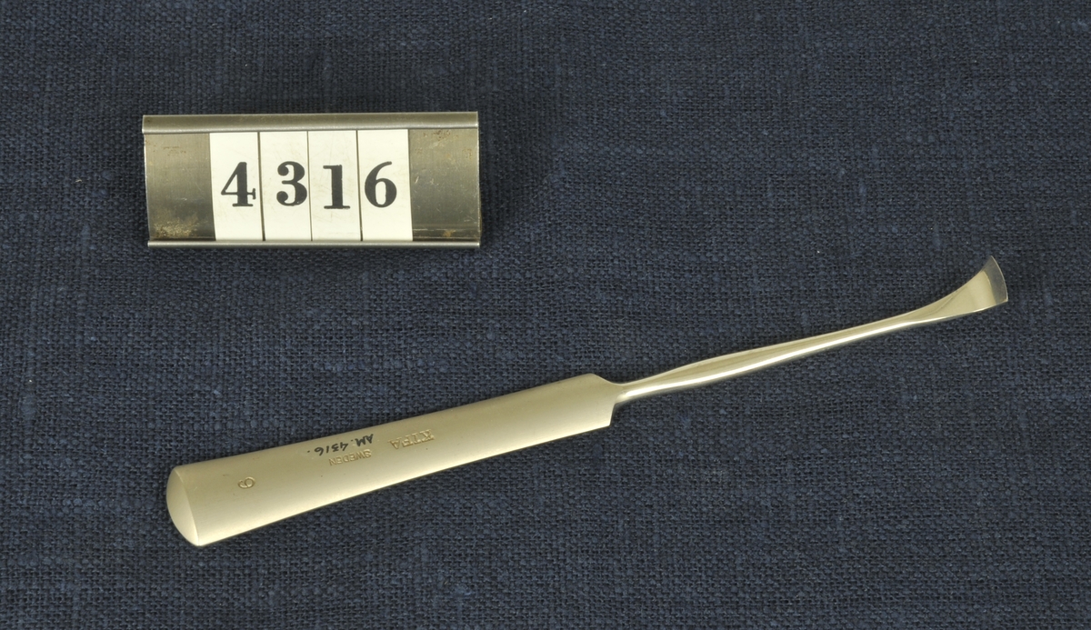 Spatlar, knivar, tänger, peanger, sax, spruta och stetoskop
Instrumenten är från 1900-talets första del och har
använts vid militära sjukhus.
