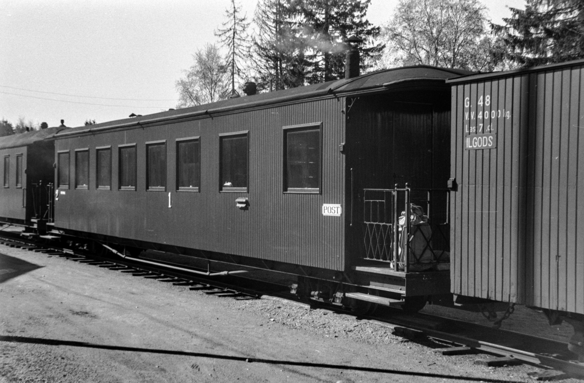 Aurskog-Hølandbanens personvogn ABDo7 på Aurskog stasjon.