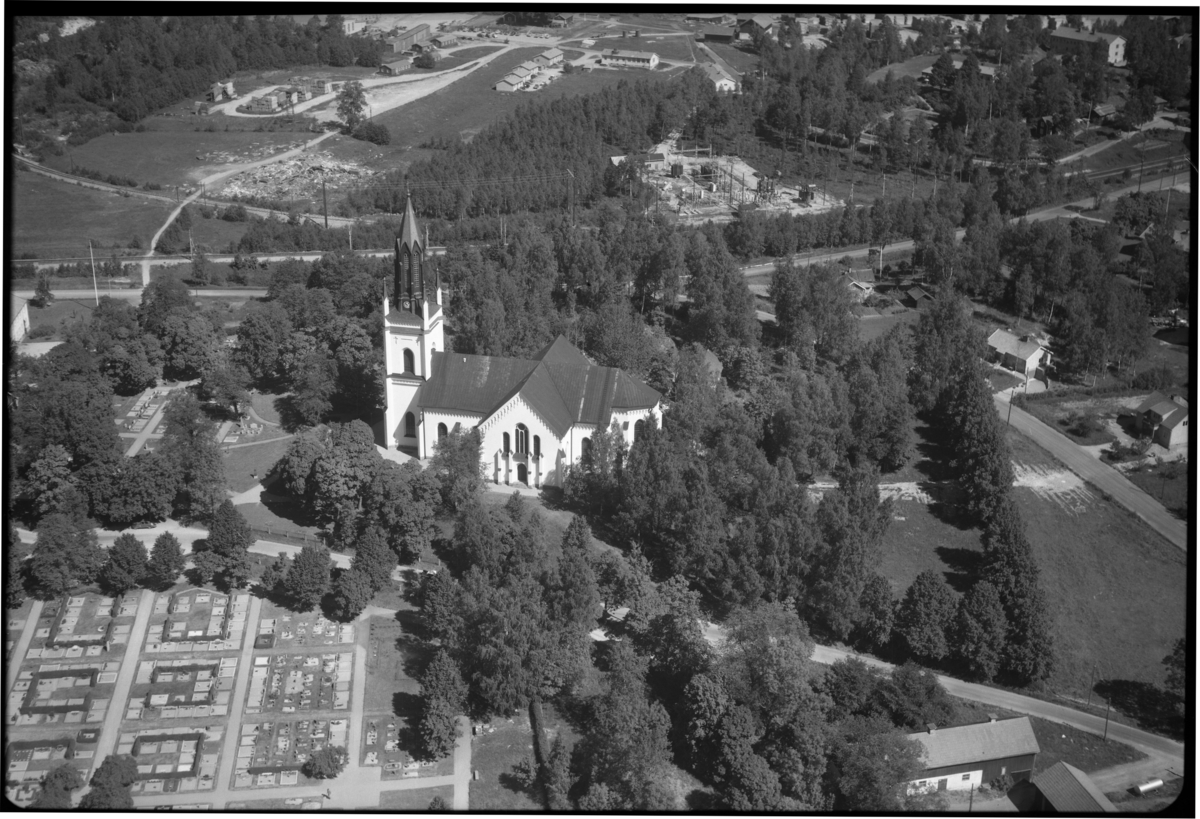 Flygfoto över Skinnskattebergs kyrka.