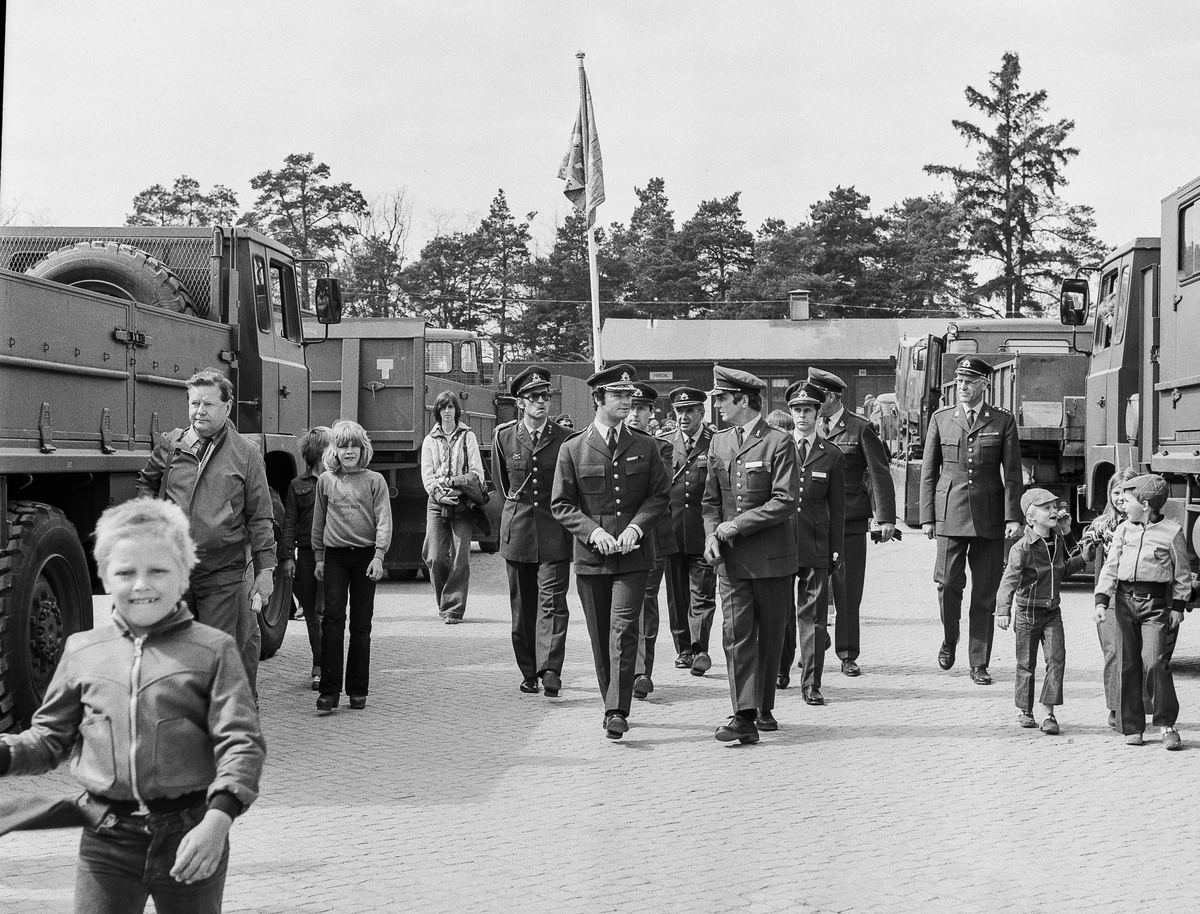 Nu besök vid Arméns Motorskola. Major Wallström guidar. Skolchefen, övlt Paulsson T 1, längst till höger.