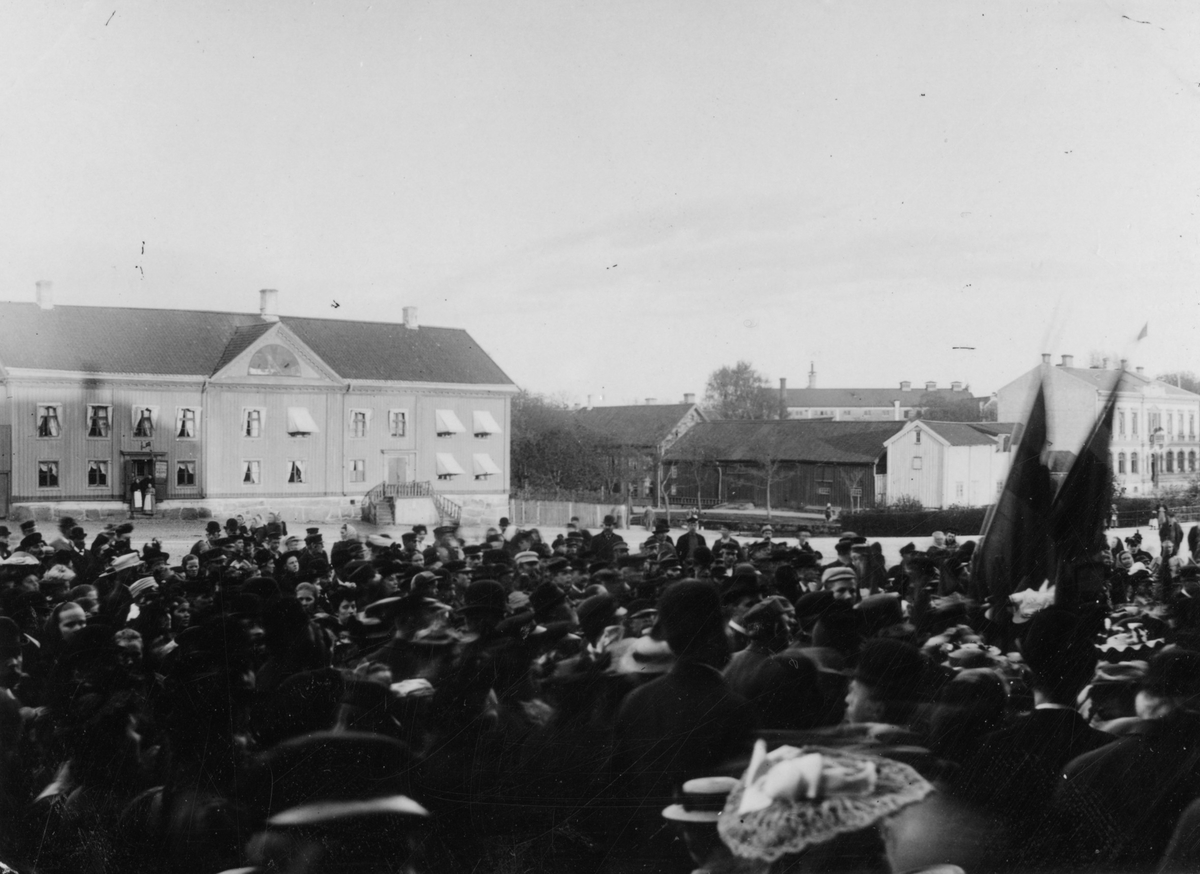 En folksamling vid firandet av minnet till Gustav Vasas 400-års födelsedag, 12 mars 1896.