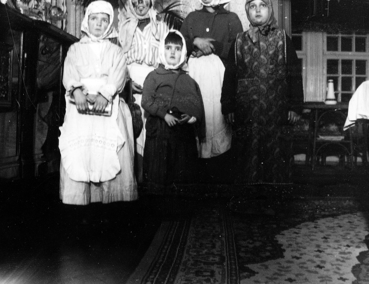 Fem stycken barn utklädda till påskgummor.