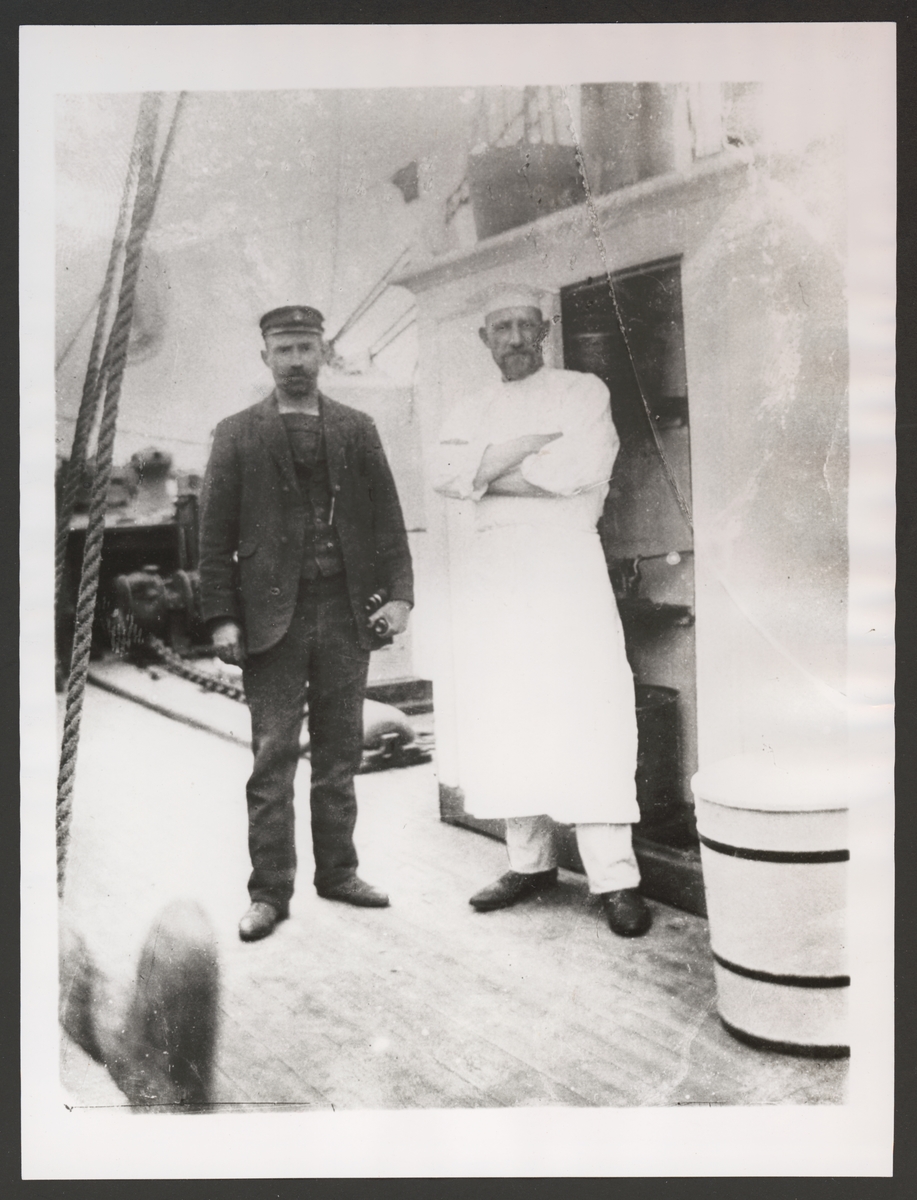 Porträtt av två besättningsmän från kanonbåten Svensksund. Varav den ena verka vara skeppskock.