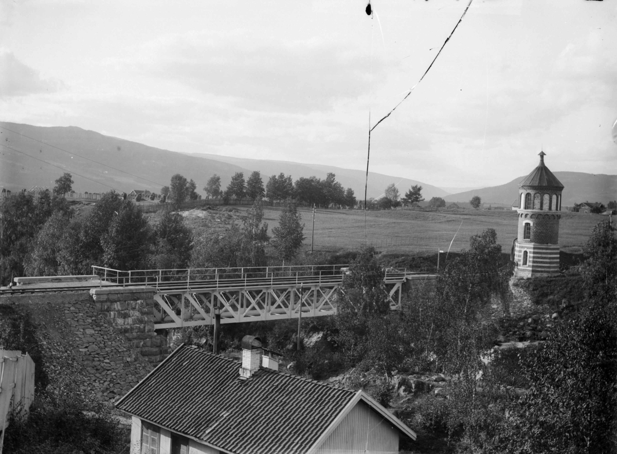 Jernbanebroen over Mesna med vanntårn, her stoppet togene for å fylle vann på damplokomotivet