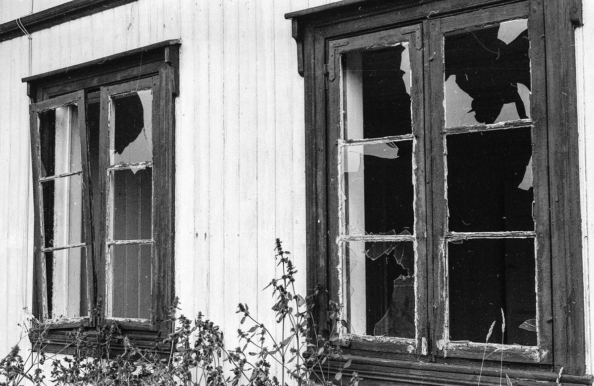 Verneverdig hus forfaller på Gjøfjell på Nesodden. Taksten faller av, knuste vinduer, råtne karmer. Steinerbarnehagen.
