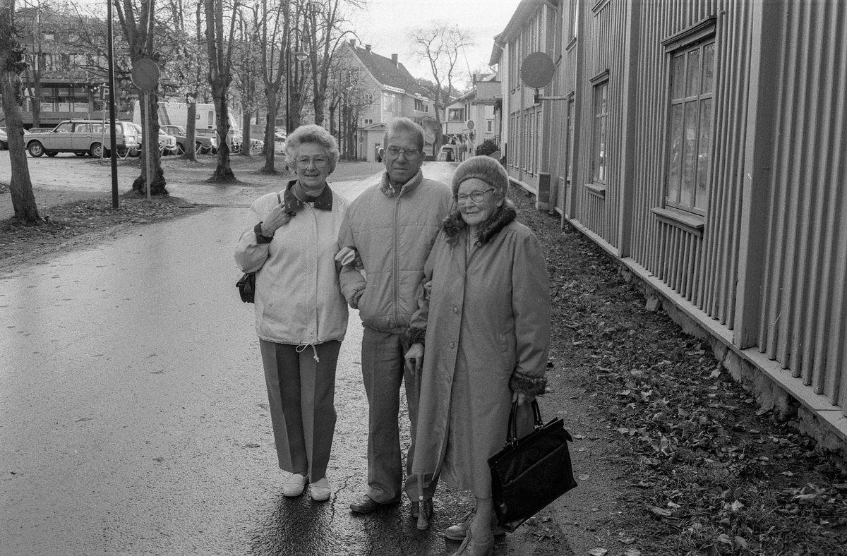 Verneplan for Drøbak. Maia Larsen (81) Gunnar Brynhildsen (76) og Astrid Johnsen (71) står ved parkeringsplassen i Drøbak.