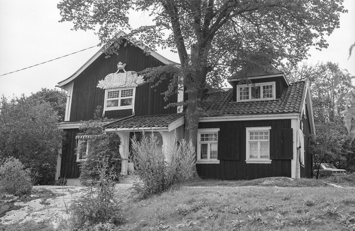 Diverse motiver fra Son sentrum. Villa i Strandvegen i Son, bebodd av Carl Dørnberger fra 1896. Kunstneren Arne Samuelsen (Tassulv) bor der nå.