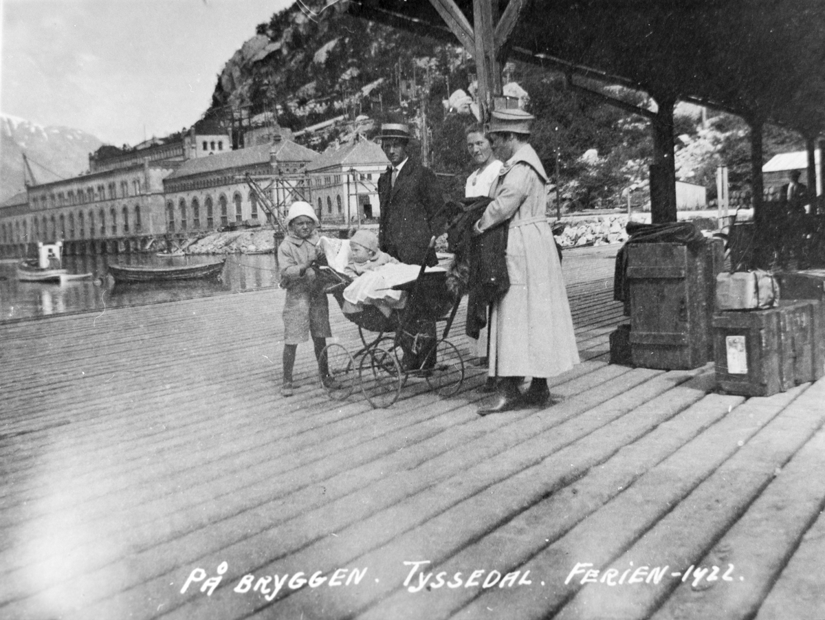 Feriefolk på kaia i Tyssedal i 1922.