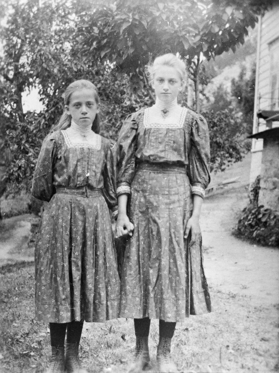 Søstrene Ragnhild og Gunnhild Tyssedal (?)