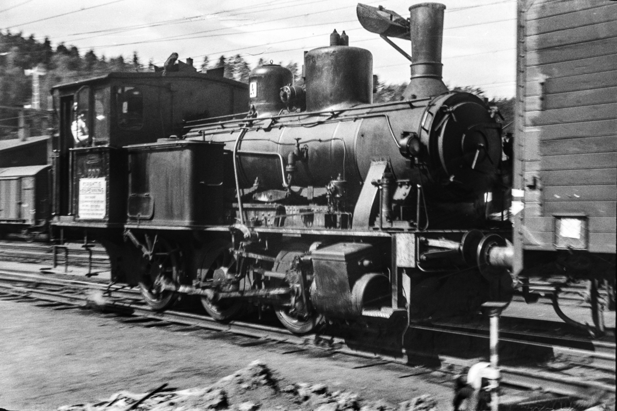 Damplokomotiv type 25a nr. 200 i skiftetjeneste på Hønefoss stasjon.