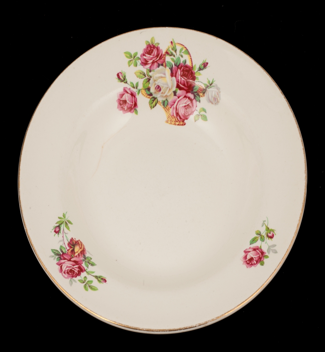 Hvit tallerken med dekorativt rosetrykk og gullkant.