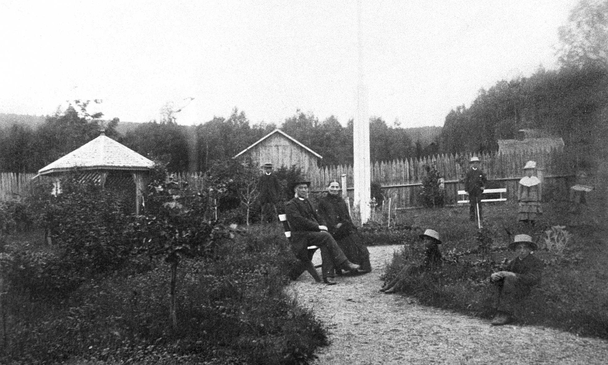 Repro: innrammet bilde - Thorstadfamiliens hage, bak Storgt. 67